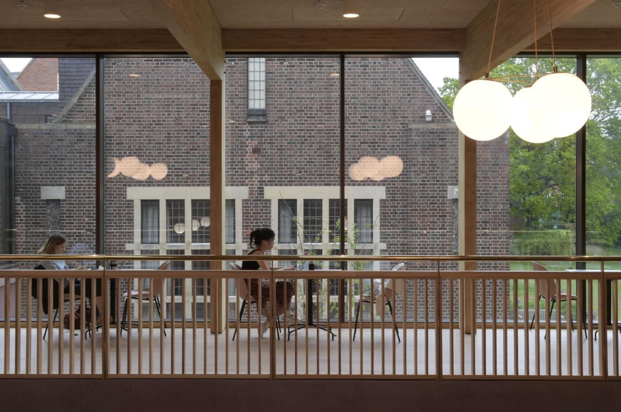 BIM建筑|复古绿釉，剑桥大学食堂 / Feilden Fowles