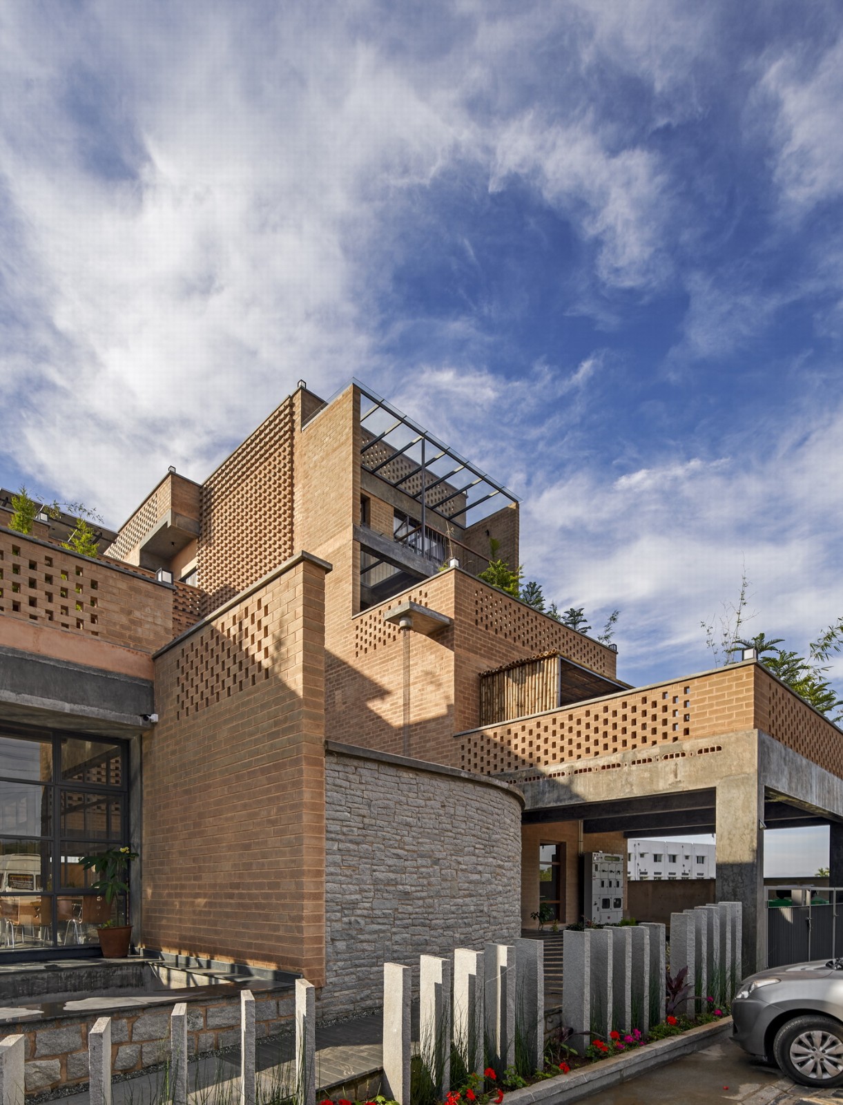 BIM建筑|本土材料与传统工艺，Sunyata 生态酒店 / Design Kacheri