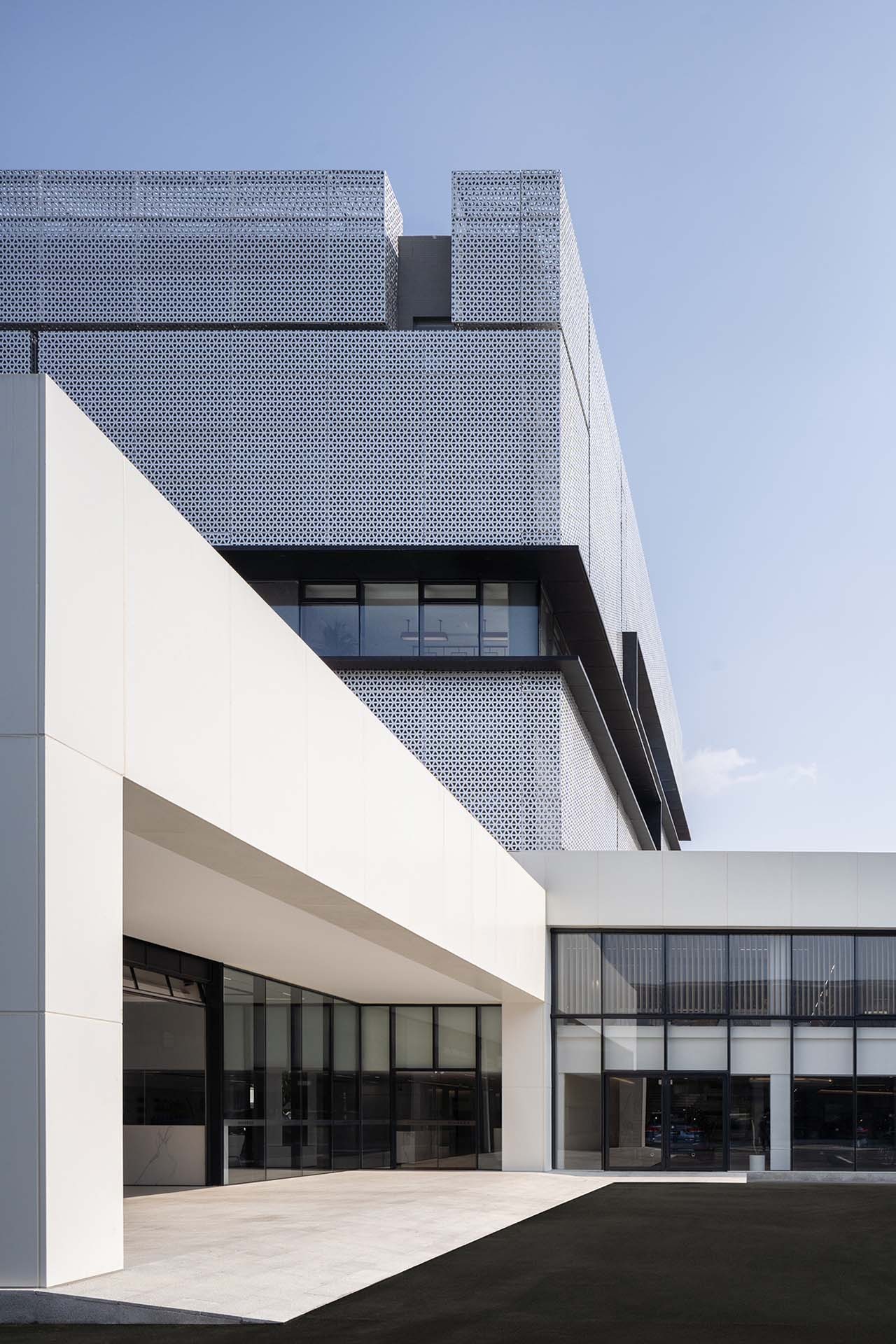 BIM建筑|成都BMW宝马体验中心 / 朱海博建筑设计事务所