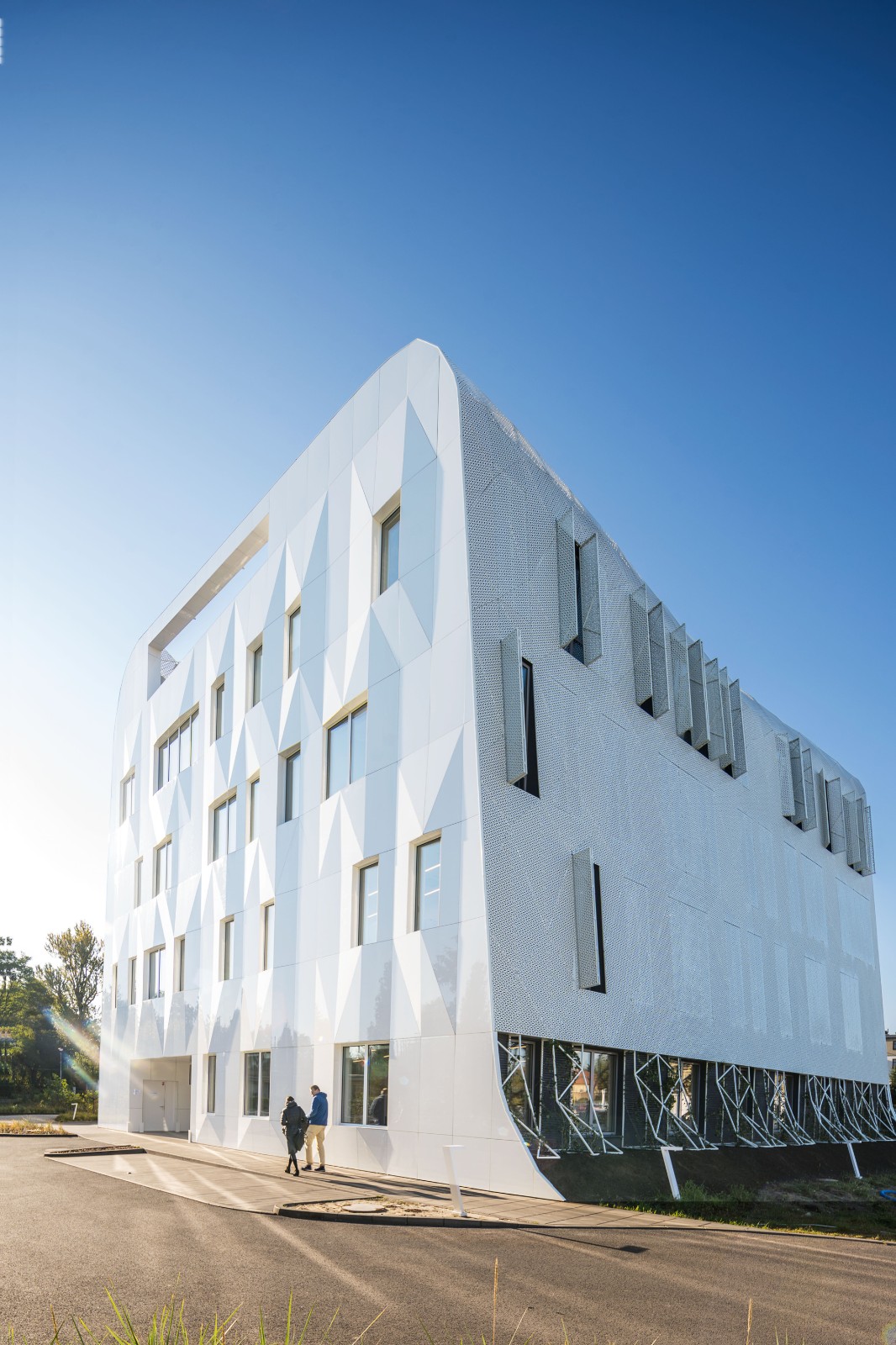 BIM建筑|疗养小镇的‘浪潮’，医疗研究中心 / FAAB