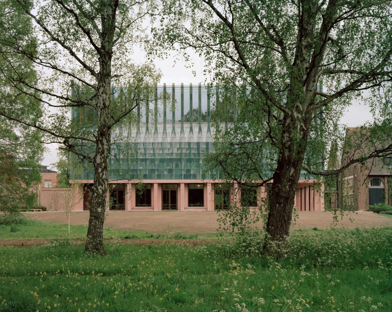 BIM建筑|复古绿釉，剑桥大学食堂 / Feilden Fowles