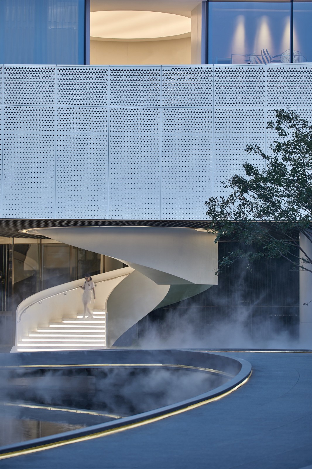 BIM建筑|以可感知温度充盈场所空间：徐州三盛·中城展示中心 / UA尤安设计