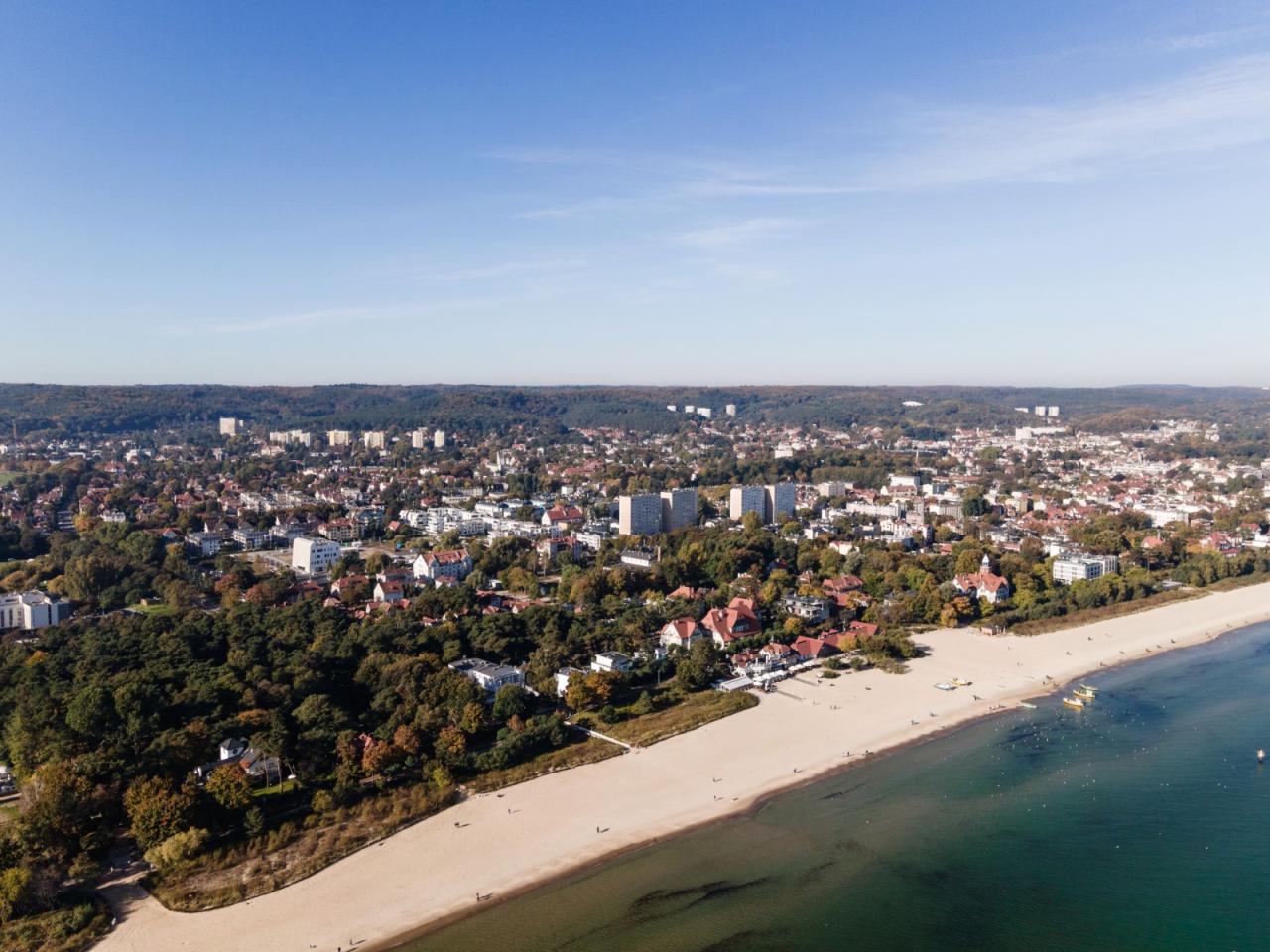 BIM建筑|疗养小镇的‘浪潮’，医疗研究中心 / FAAB