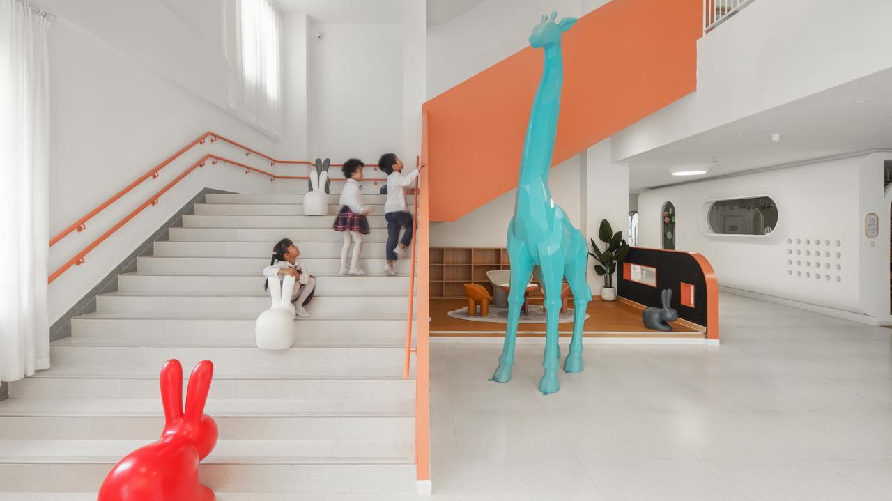 BIM建筑|海口山高幼儿园：一座位于高铁站下的幼儿园,如何征服小朋友 / DIKA新作