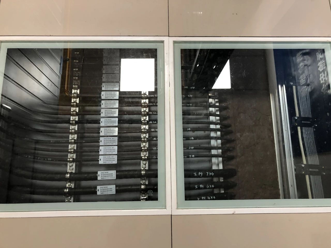 BIM技巧|Revit教程：Revit怎么画机房的静电地板玻璃面板？