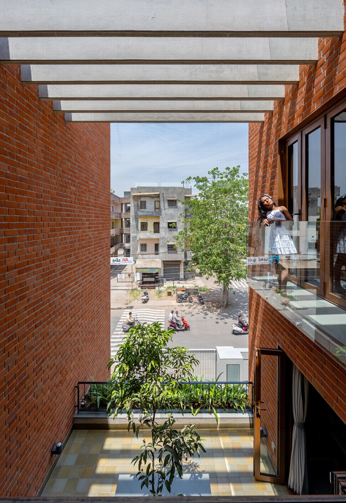 BIM建筑|漂浮庭院住宅 / TRAANSPACE