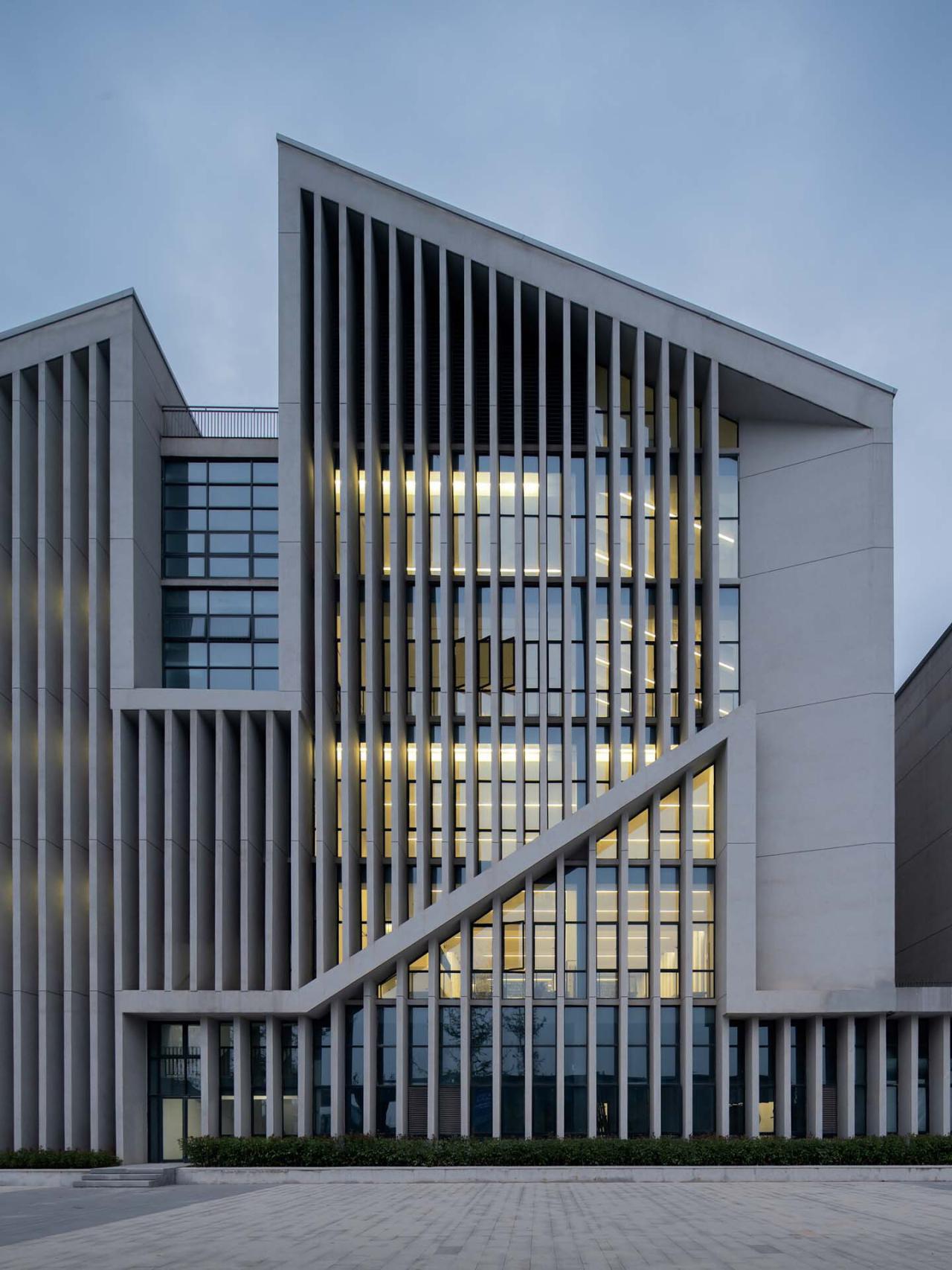 BIM建筑|江西建设职业技术学院图文信息综合楼 / 华南理工大学建筑设计研究院有限公司 陶郅工作室