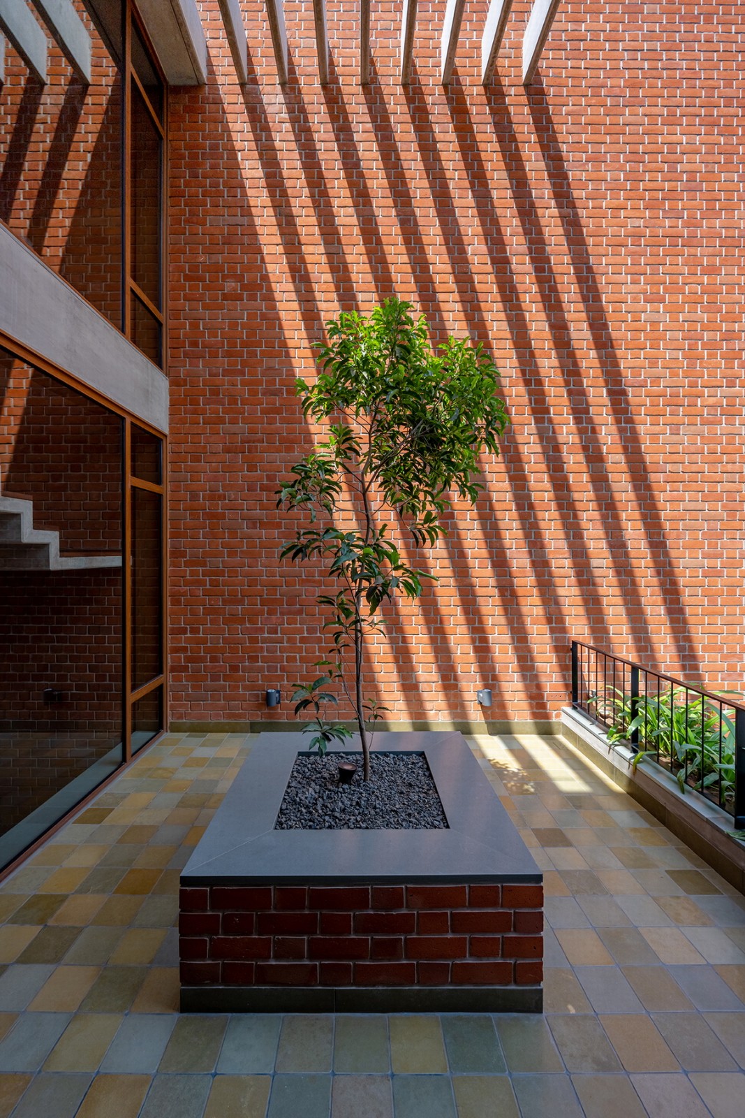 BIM建筑|漂浮庭院住宅 / TRAANSPACE