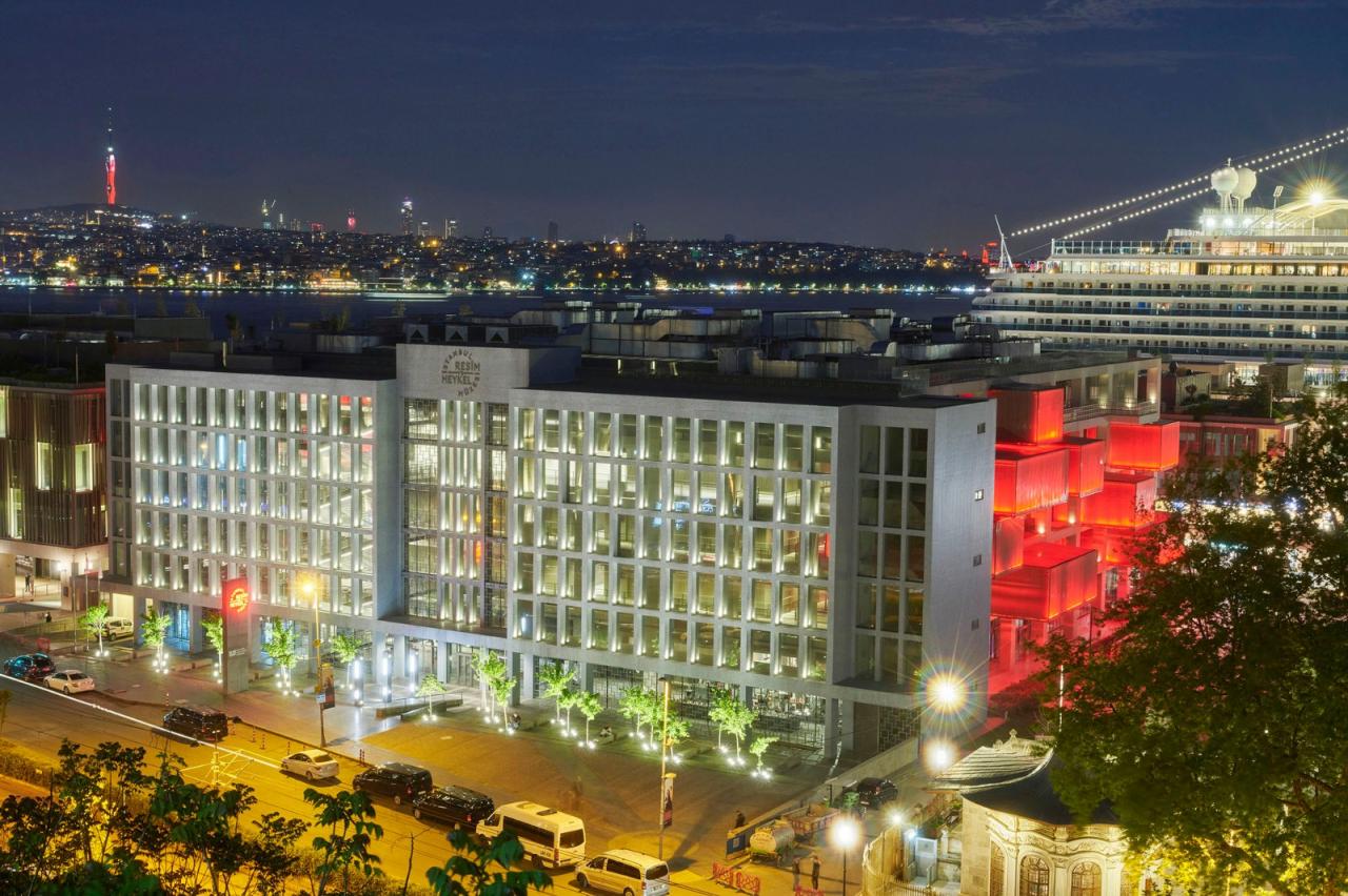 BIM建筑|冲出混凝土框架的盒子，伊斯坦布尔绘画与雕塑美术馆 / EAA - Emre Arolat Architecture