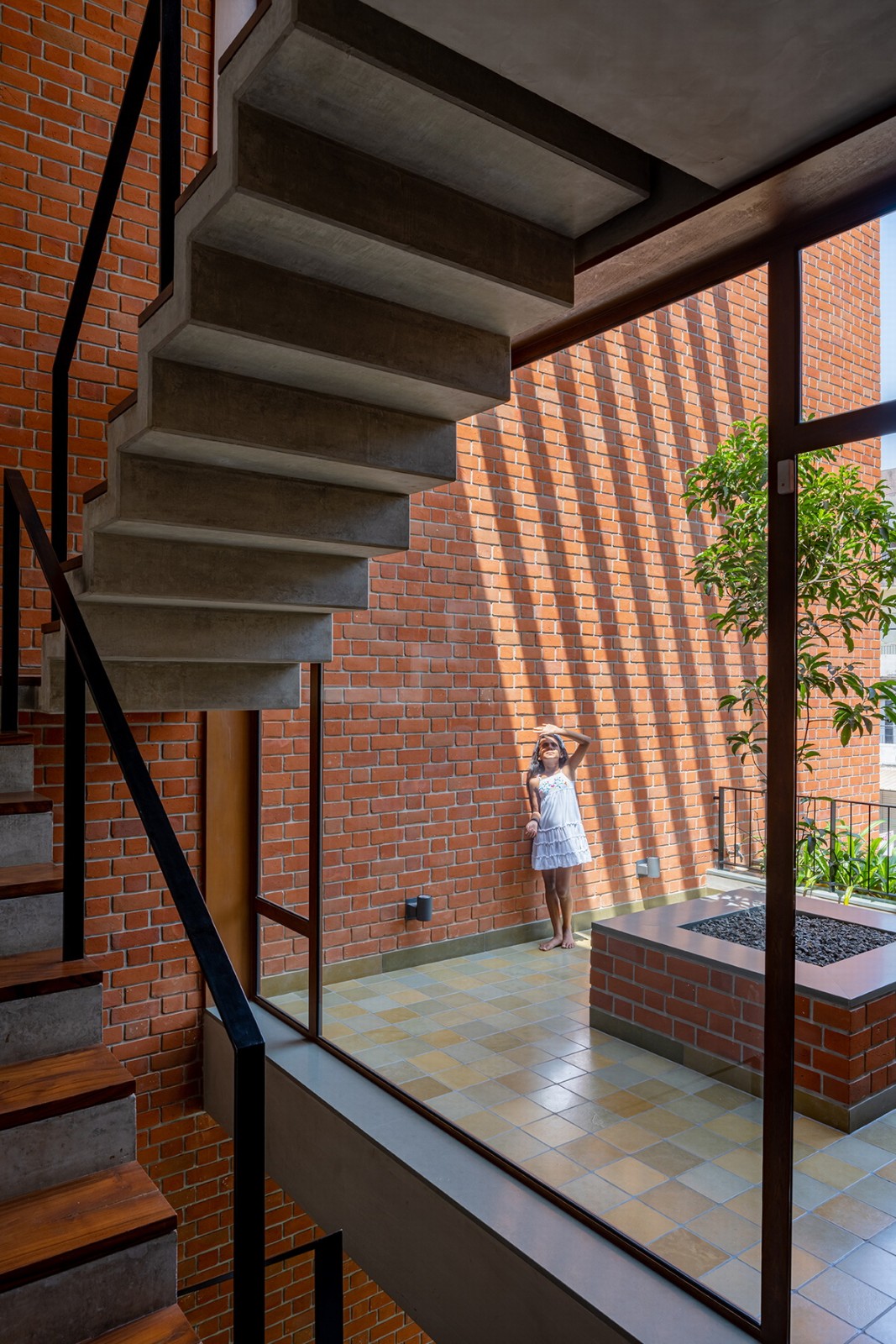 BIM建筑|漂浮庭院住宅 / TRAANSPACE