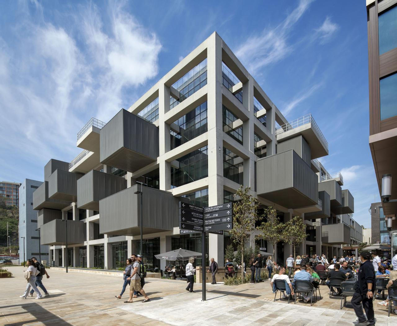 BIM建筑|冲出混凝土框架的盒子，伊斯坦布尔绘画与雕塑美术馆 / EAA - Emre Arolat Architecture