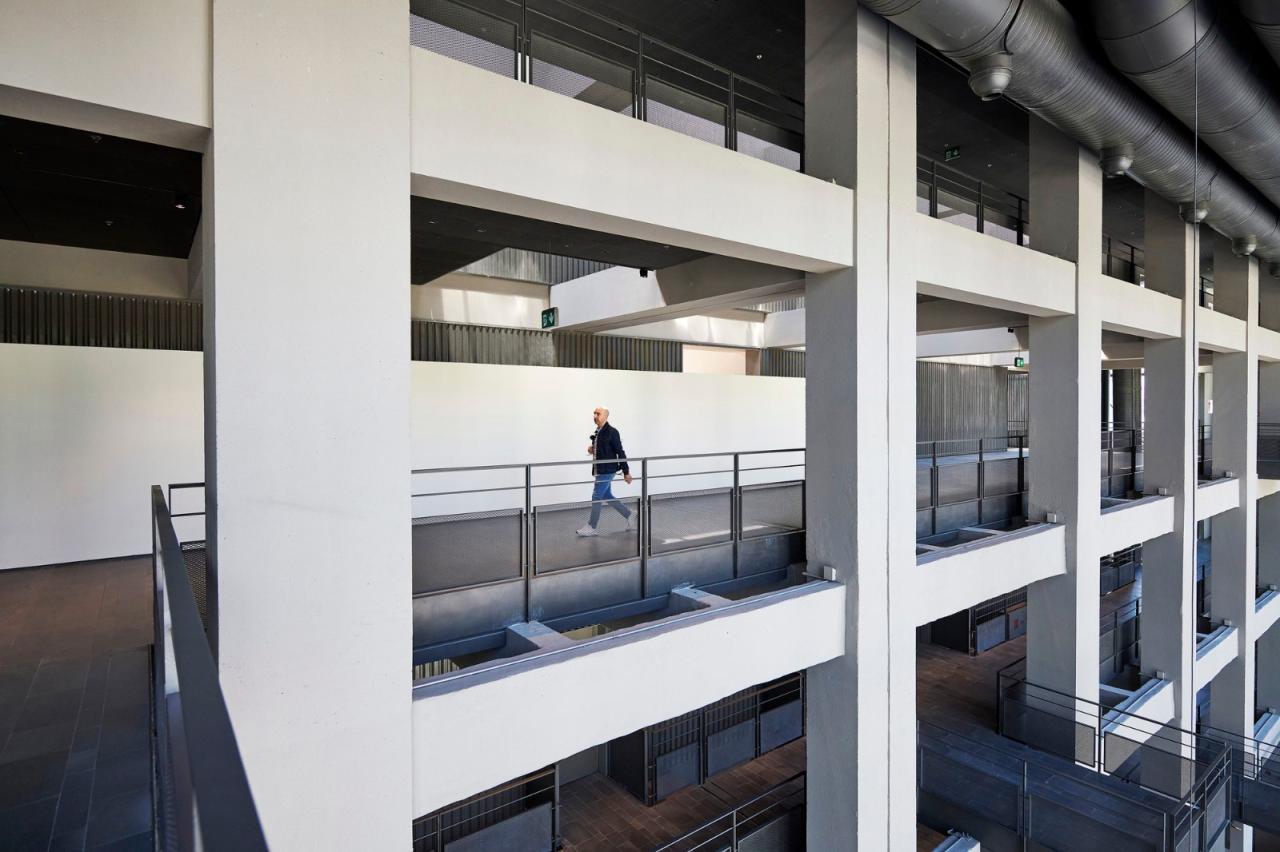 BIM建筑|冲出混凝土框架的盒子，伊斯坦布尔绘画与雕塑美术馆 / EAA - Emre Arolat Architecture