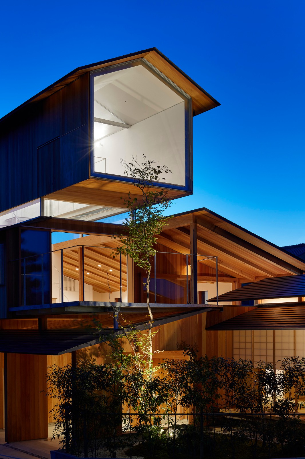 BIM建筑|屋顶相叠的下鸭之家 / 畑友洋建筑设计事务所