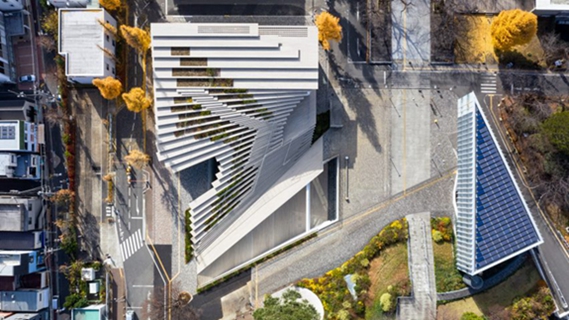 BIM建筑|隈研吾设计木制“看台”下的学生中心