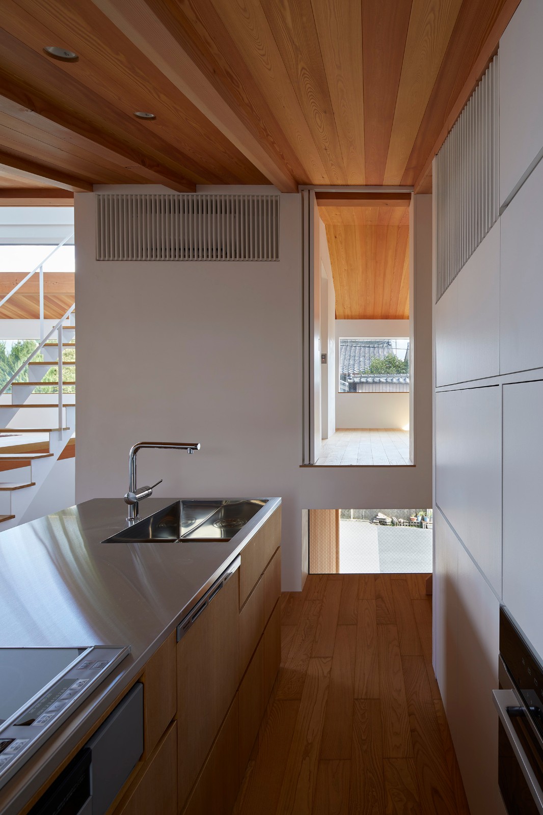 BIM建筑|屋顶相叠的下鸭之家 / 畑友洋建筑设计事务所