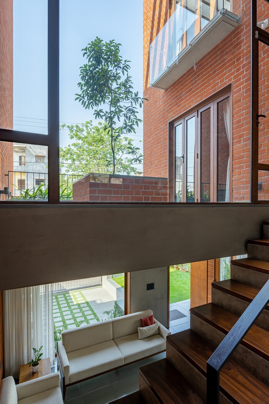 BIM建筑|漂浮庭院住宅 / TRAANSPACE