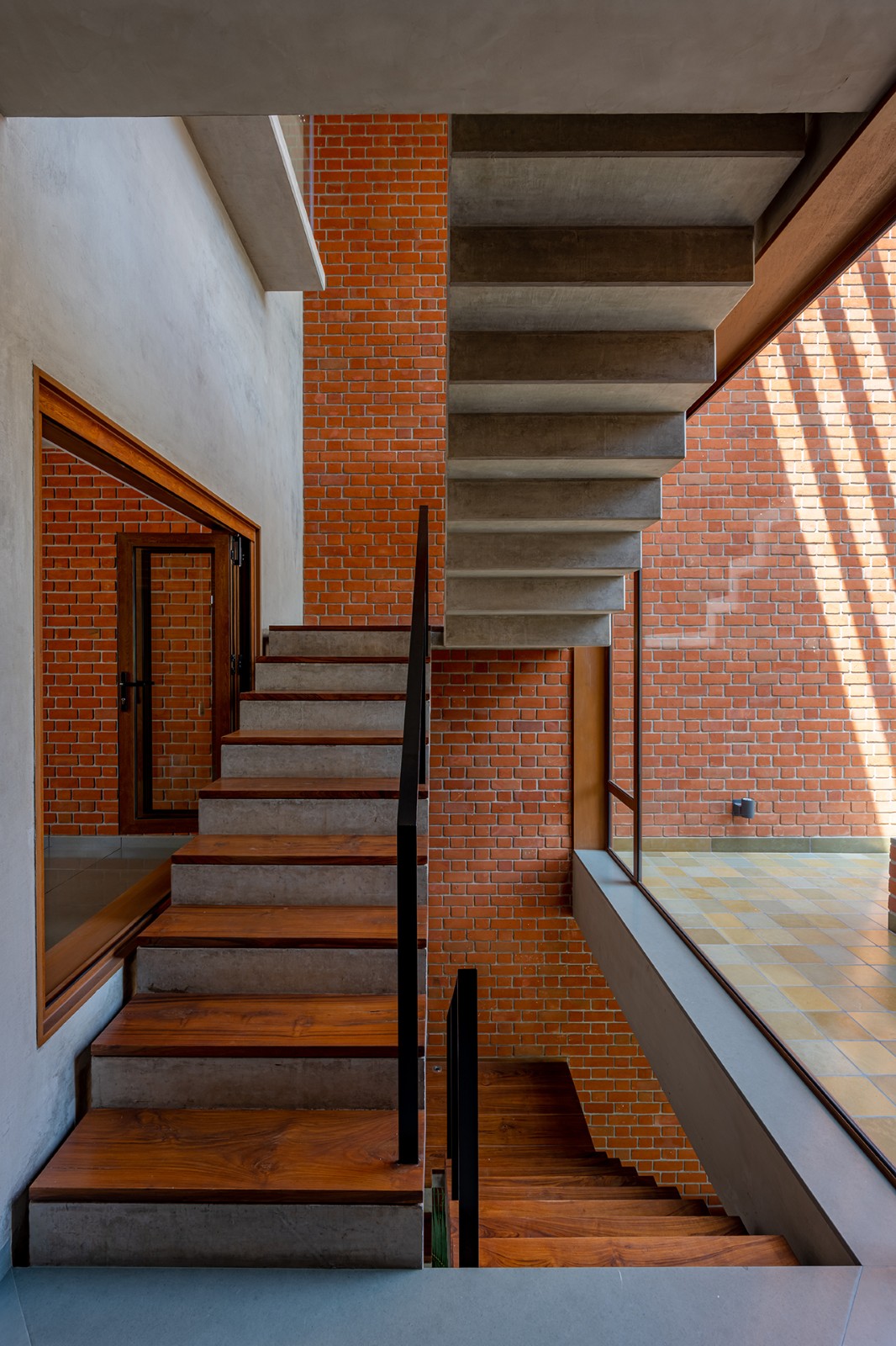 BIM建筑|漂浮庭院住宅 / TRAANSPACE