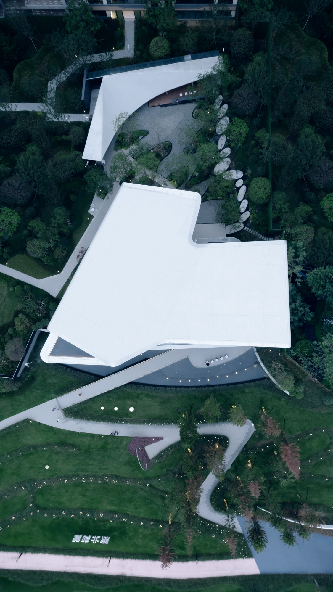 BIM建筑|漂浮艺居 舟泊烟渚：成都首开金地 • 鹭鸣北湖 / 成执设计