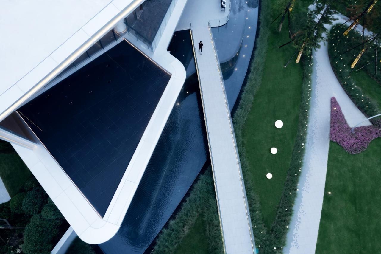 BIM建筑|漂浮艺居 舟泊烟渚：成都首开金地 • 鹭鸣北湖 / 成执设计