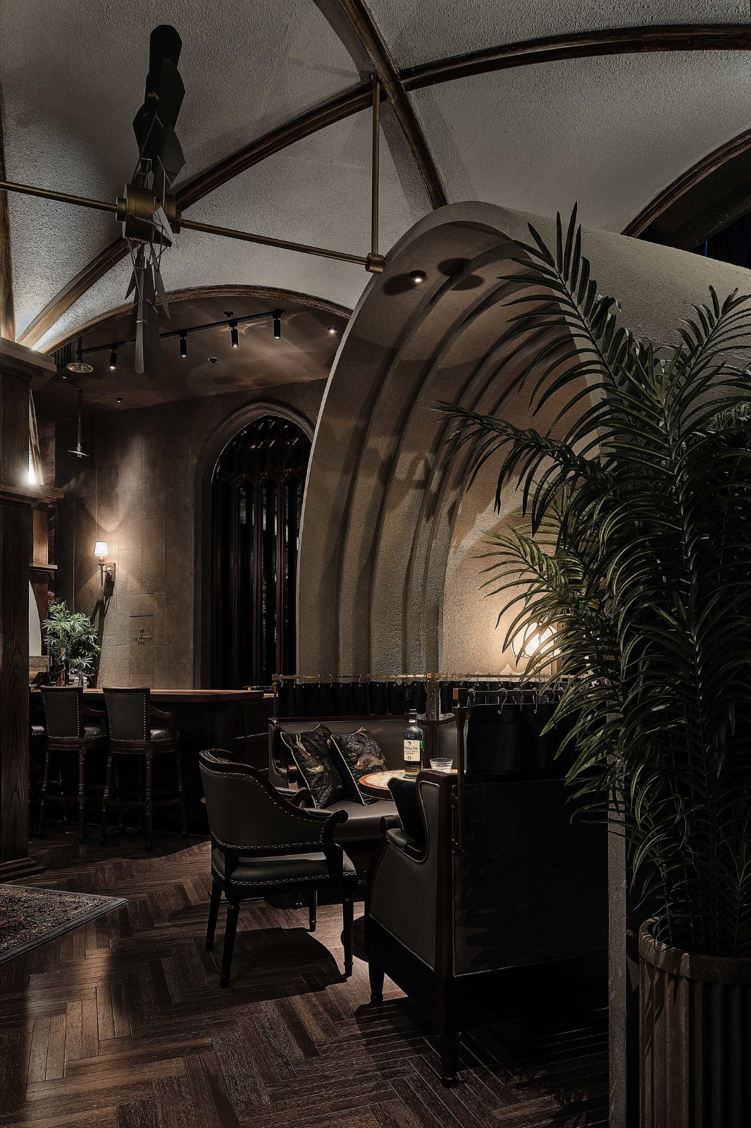 BIM建筑|酒吧：古典峰端的欢乐时光 / TRIOSTUDIO三厘社