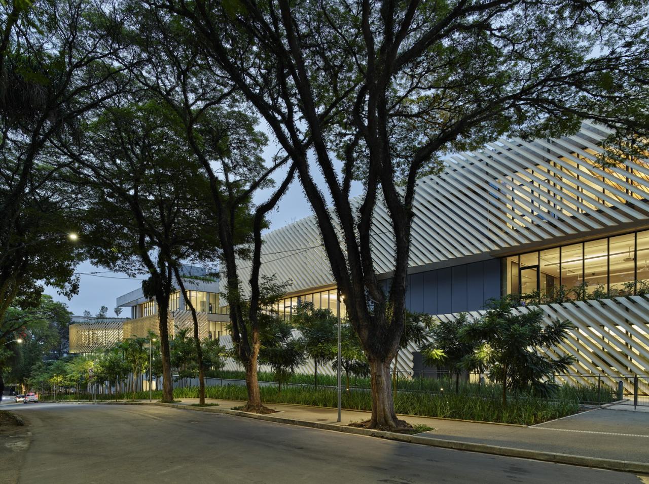 BIM建筑|阿尔伯特·爱因斯坦医学教育研究中心 / 萨夫迪建筑事务所