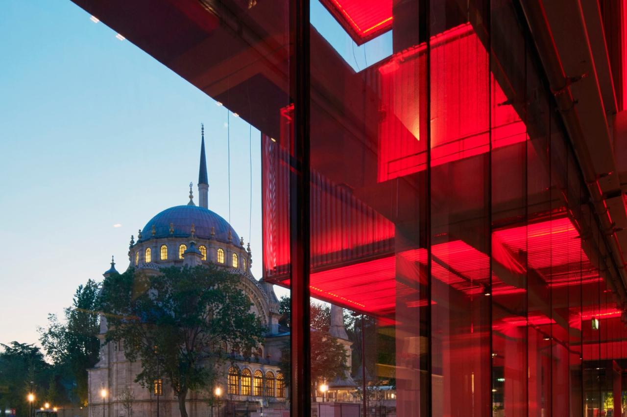 BIM建筑|冲出混凝土框架的盒子，伊斯坦布尔绘画与雕塑美术馆 / EAA - Emre Arolat Architecture