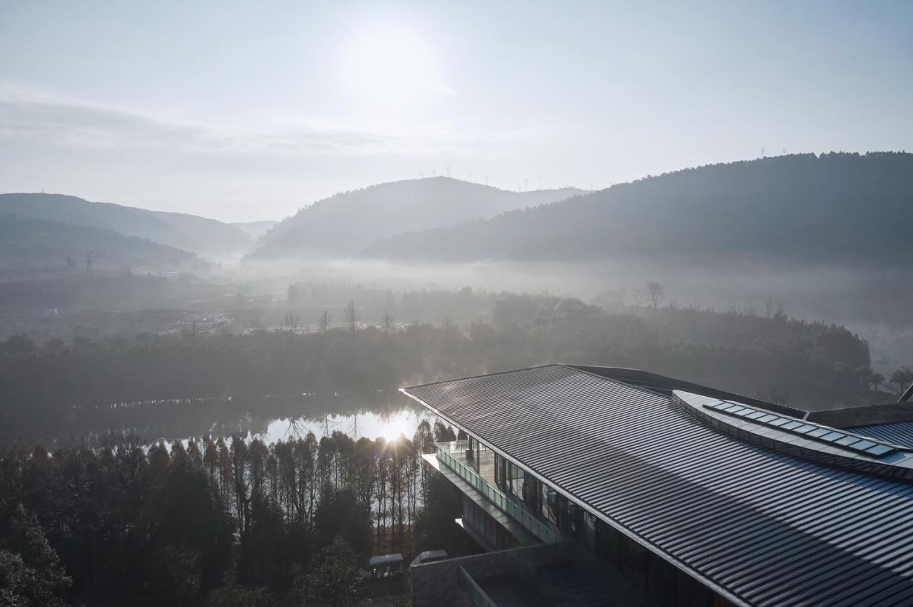 BIM建筑|生长的长屋：九溪云舒･昆明九溪湖国际生态区体验中心 / UA尤安设计