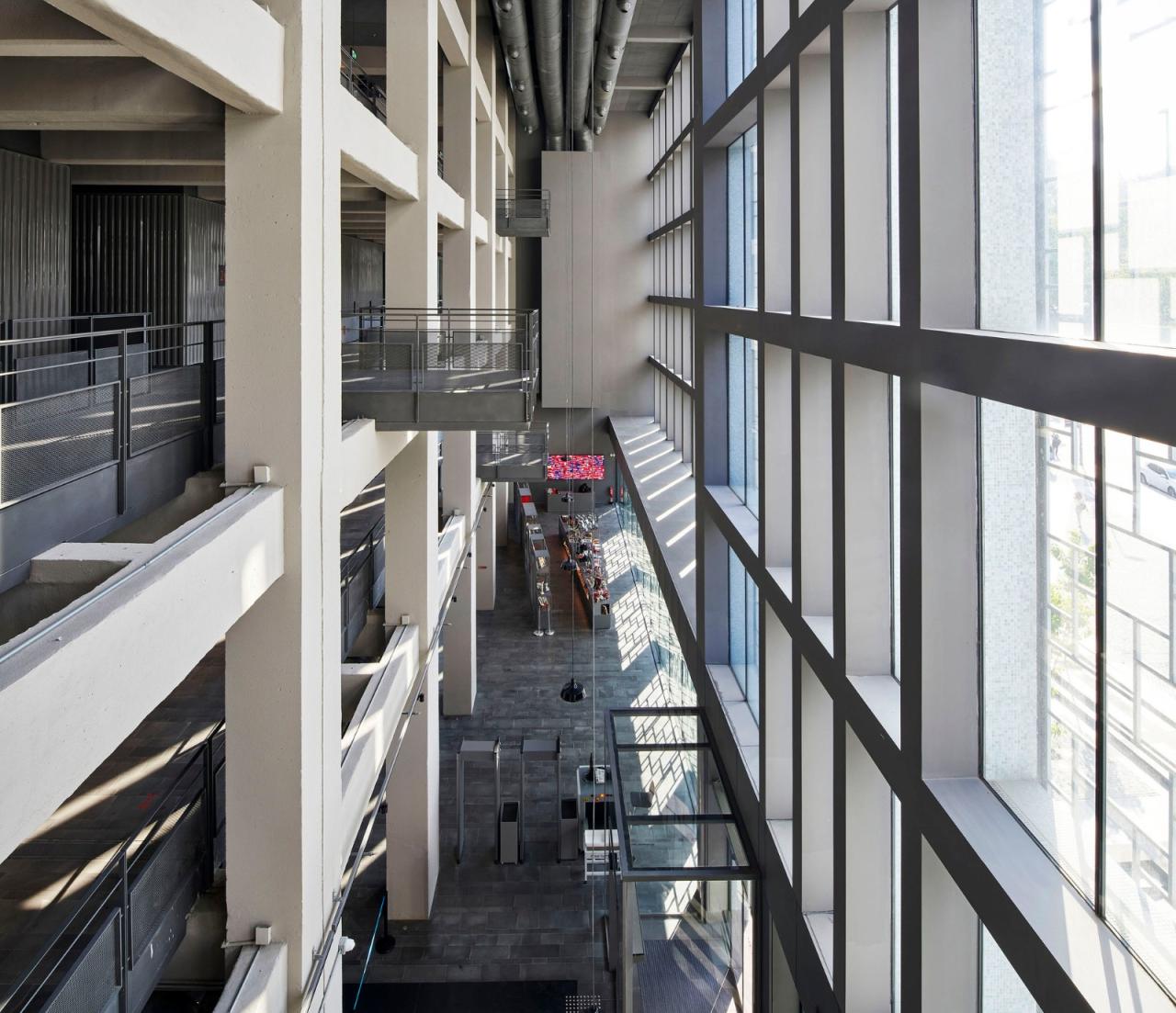 BIM建筑|冲出混凝土框架的盒子，伊斯坦布尔绘画与雕塑美术馆 / EAA - Emre Arolat Architecture