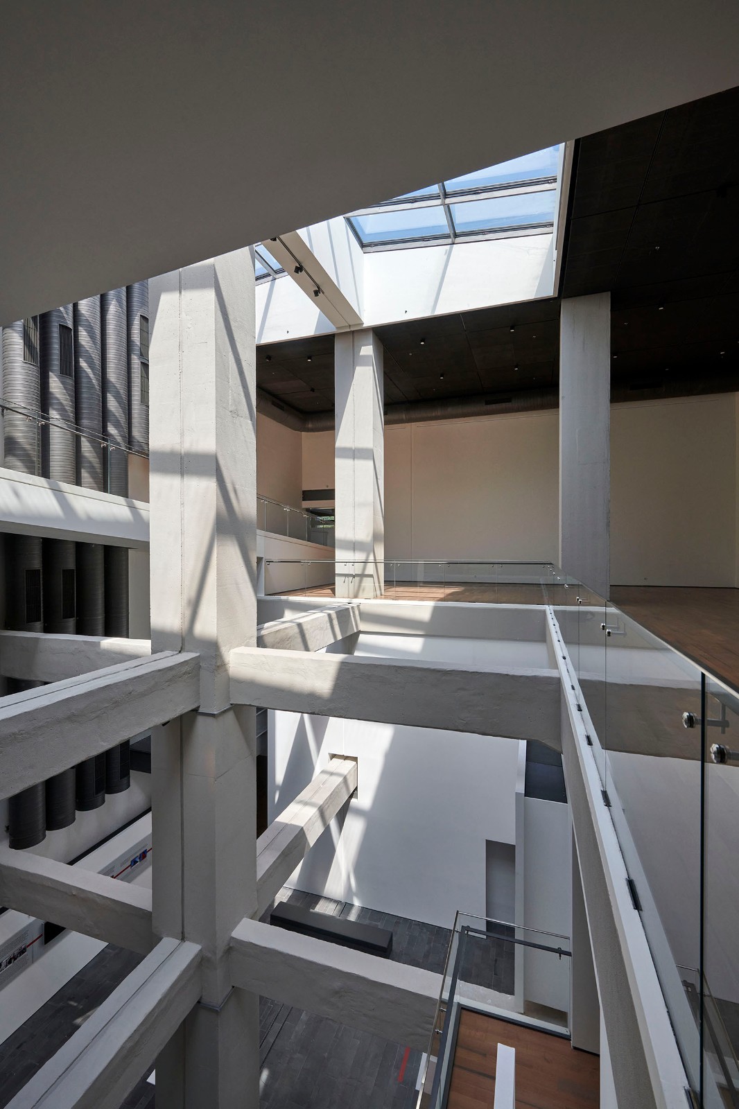 BIM建筑|冲出混凝土框架的盒子，伊斯坦布尔绘画与雕塑美术馆 / EAA - Emre Arolat Architecture