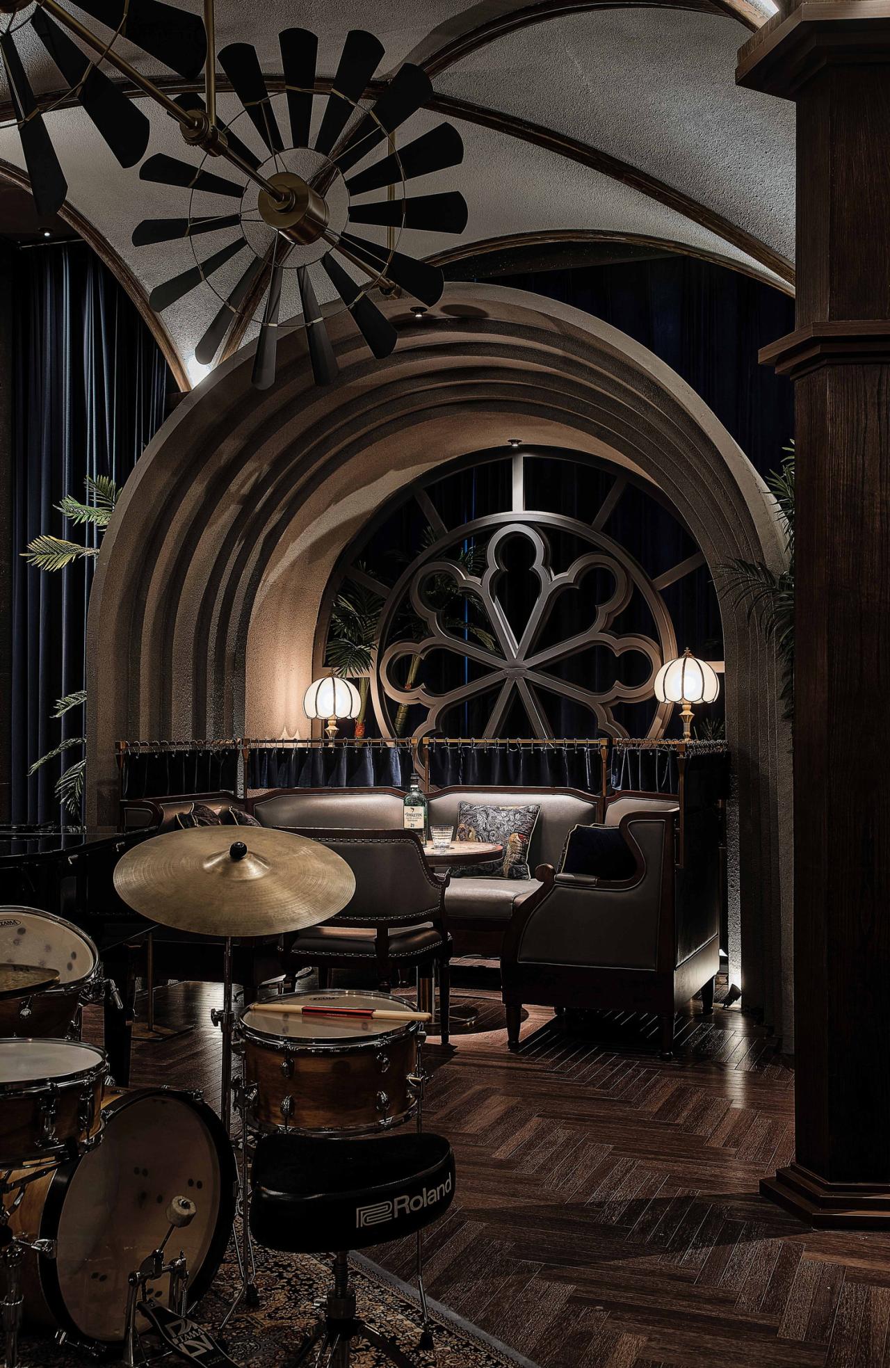 BIM建筑|酒吧：古典峰端的欢乐时光 / TRIOSTUDIO三厘社