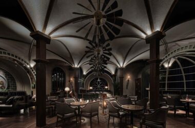 BIM建筑|酒吧：古典峰端的欢乐时光 / TRIOSTUDIO三厘社-BIM建筑网