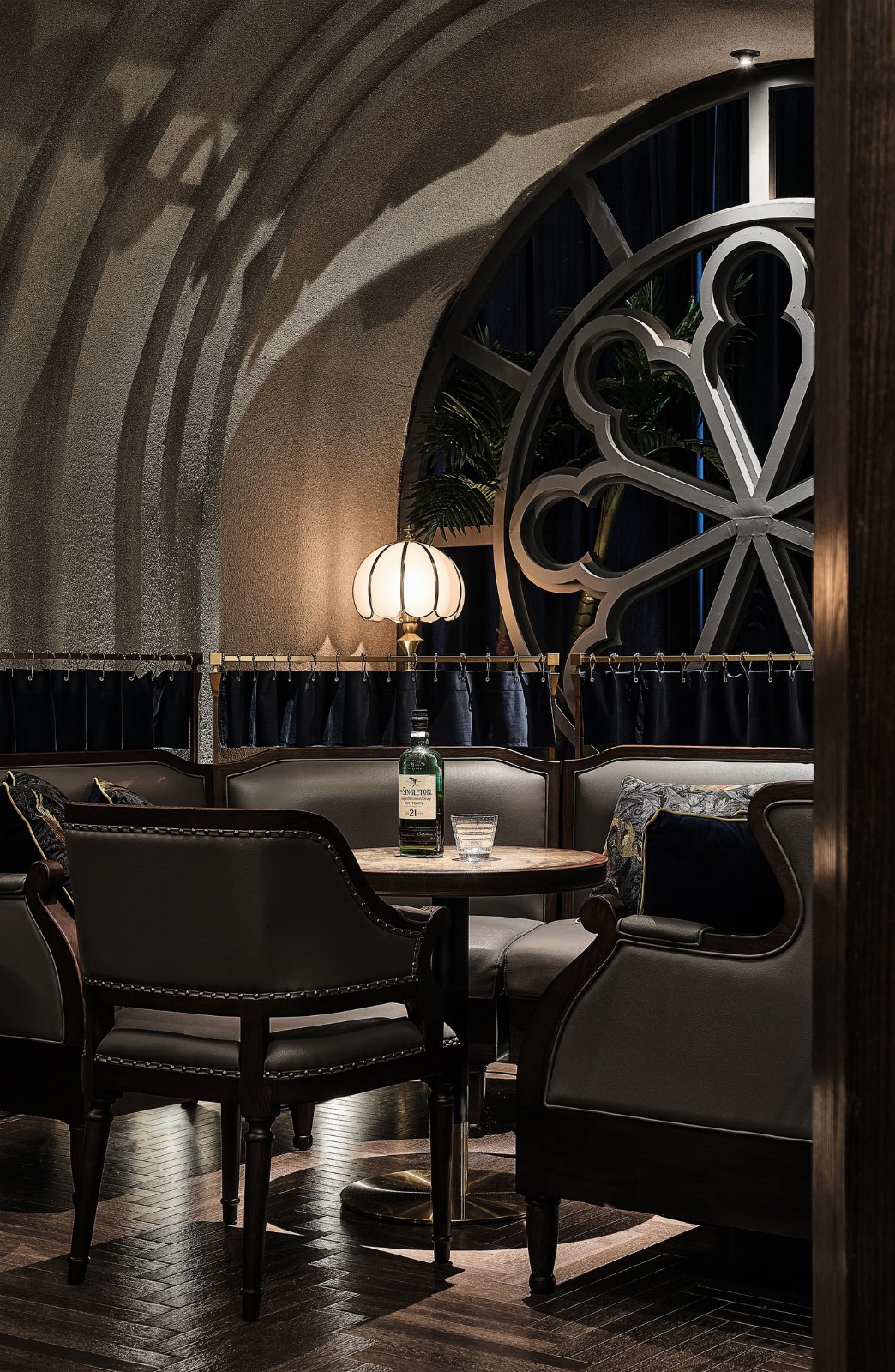 BIM建筑|酒吧：古典峰端的欢乐时光 / TRIOSTUDIO三厘社