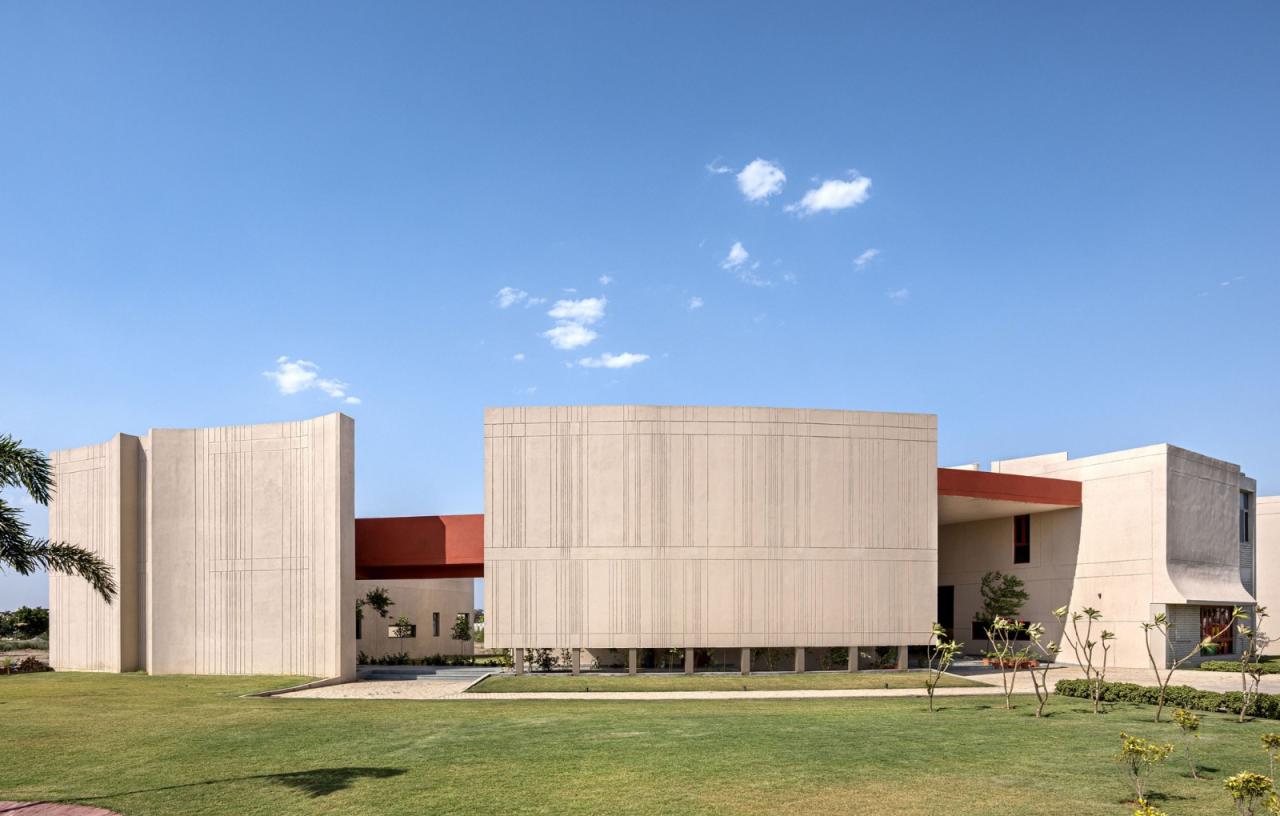 BIM建筑|立起围墙的校园 / Kamat & Rozario Architecture