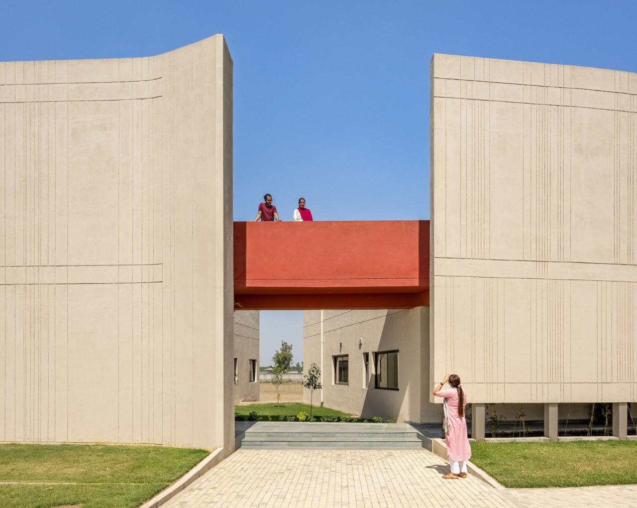 BIM建筑|立起围墙的校园 / Kamat & Rozario Architecture