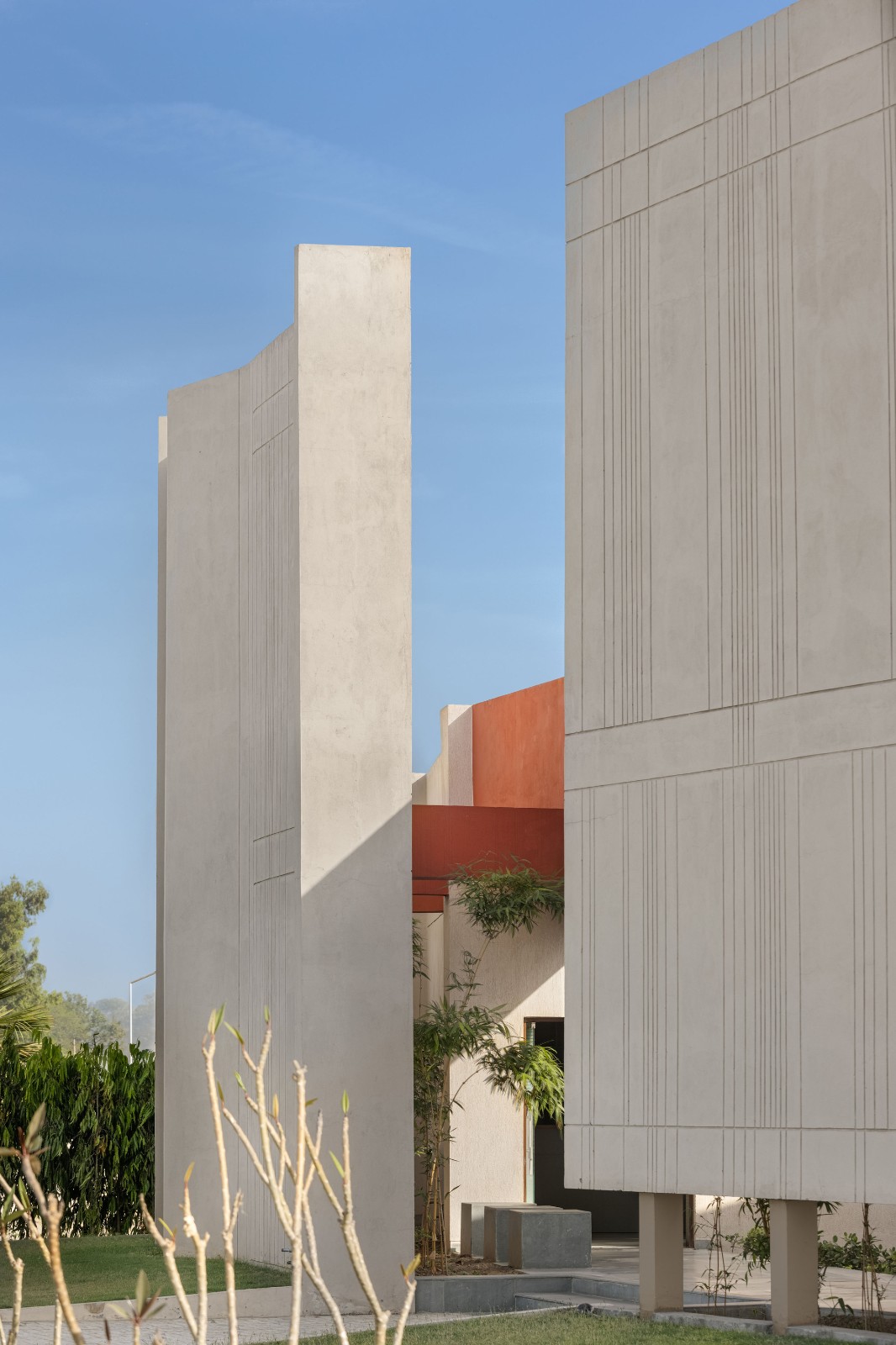 BIM建筑|立起围墙的校园 / Kamat & Rozario Architecture