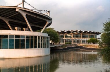 BIM建筑|萨尔工作室设计扇形和锯齿屋顶的工厂-BIM建筑网