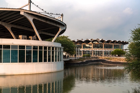 BIM建筑|萨尔工作室设计扇形和锯齿屋顶的工厂