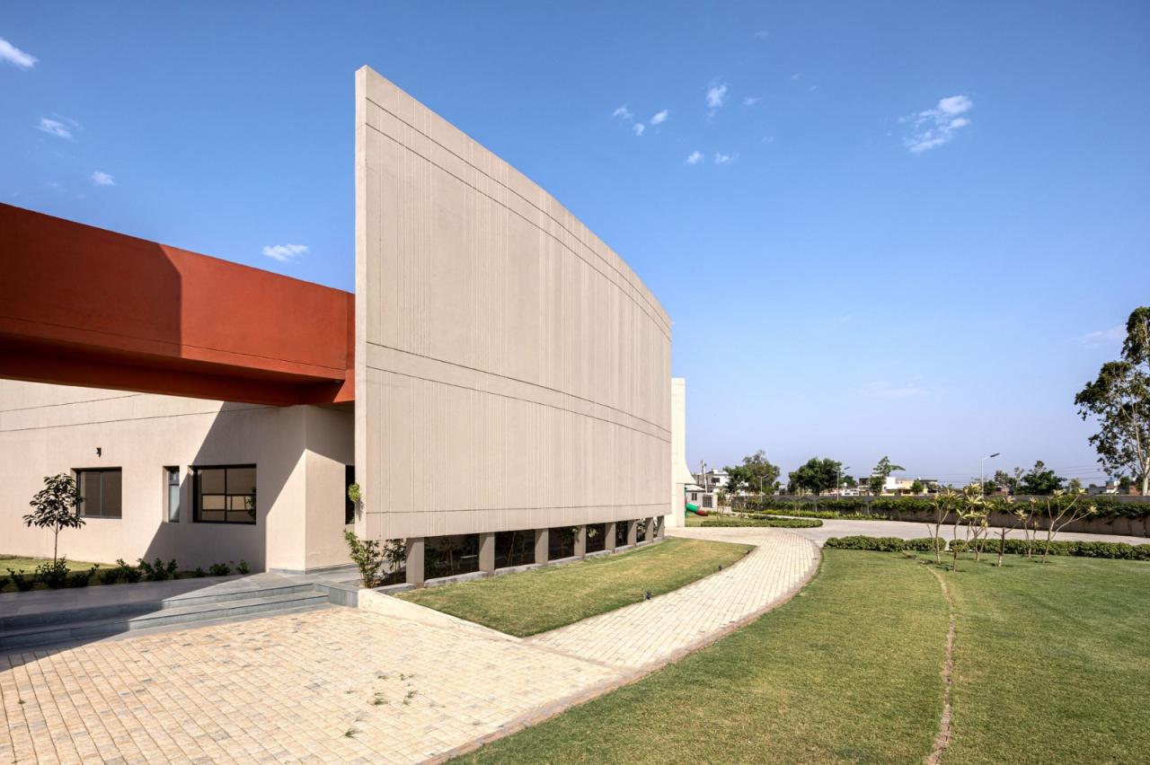 BIM建筑|立起围墙的校园 / Kamat & Rozario Architecture