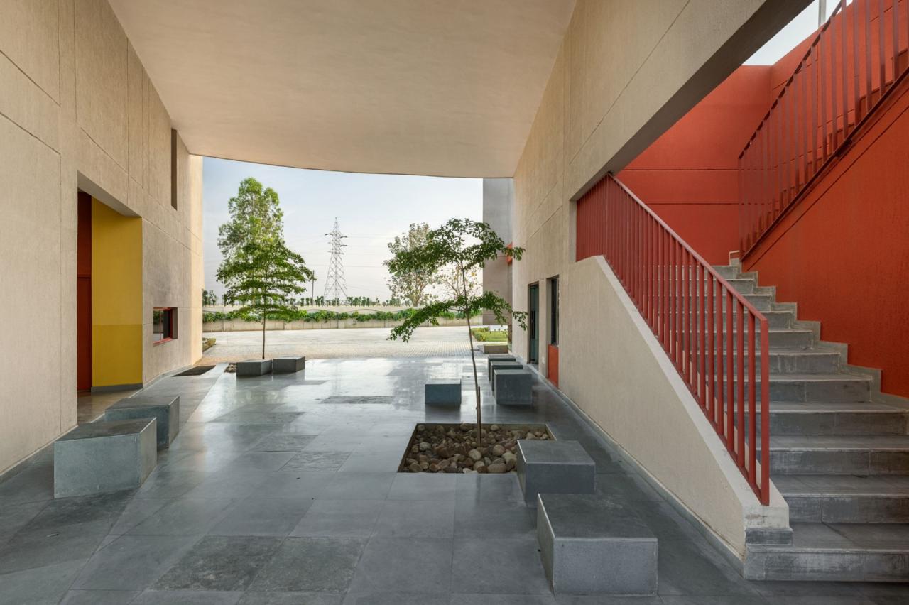 BIM建筑|立起围墙的校园 / Kamat & Rozario Architecture