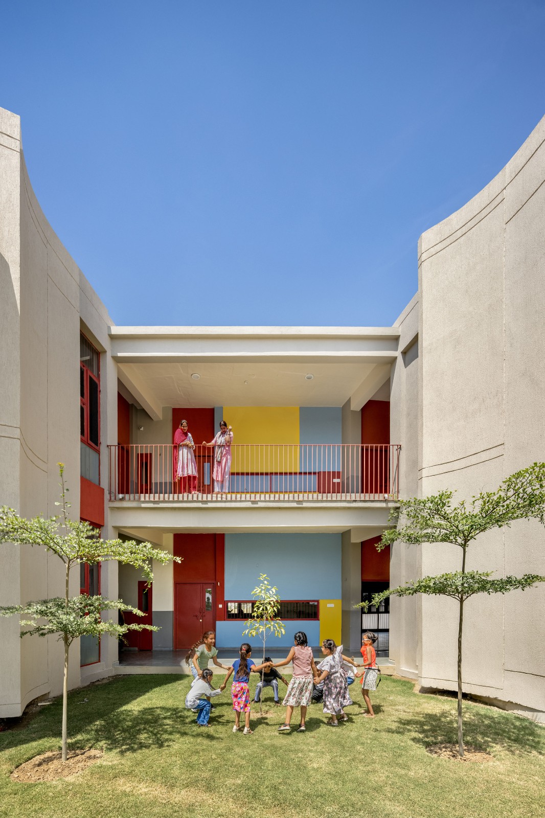 BIM建筑|立起围墙的校园 / Kamat & Rozario Architecture