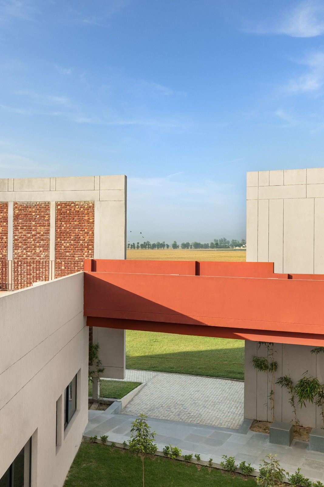 BIM建筑|立起围墙的校园 / Kamat & Rozario Architecture