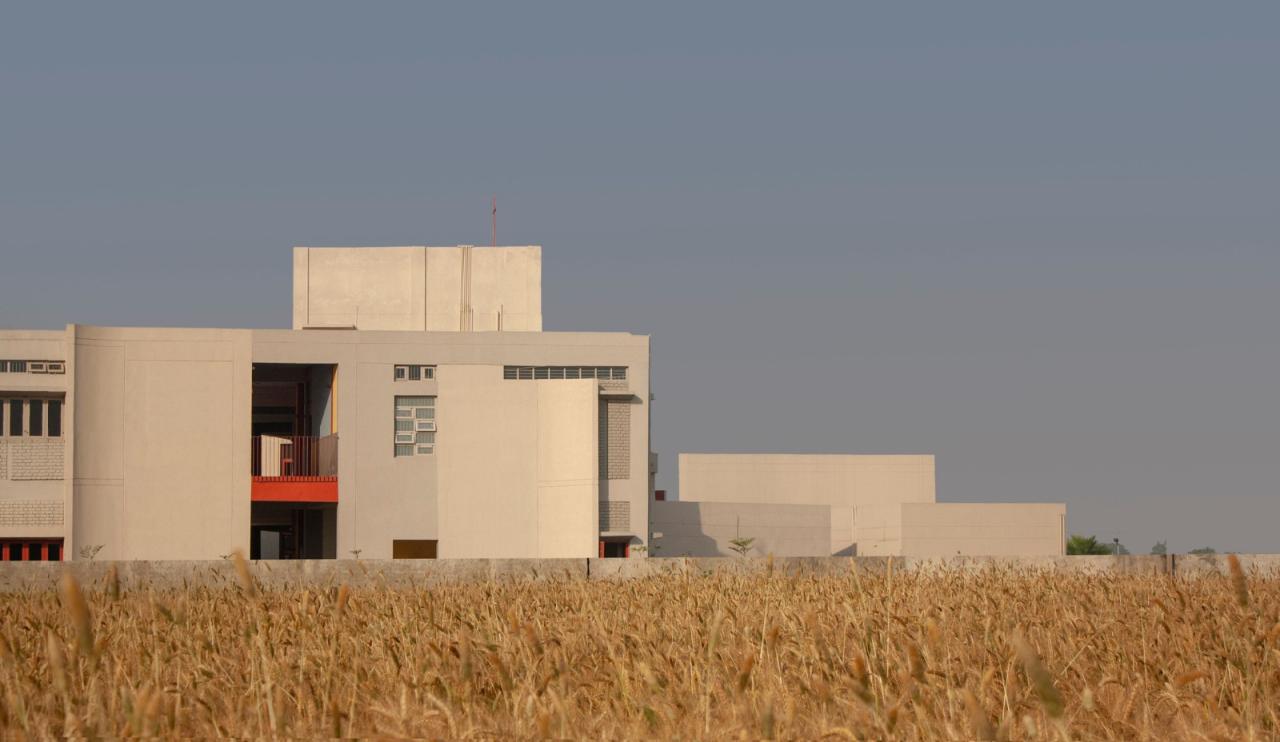 BIM建筑|立起围墙的校园 / Kamat & Rozario Architecture