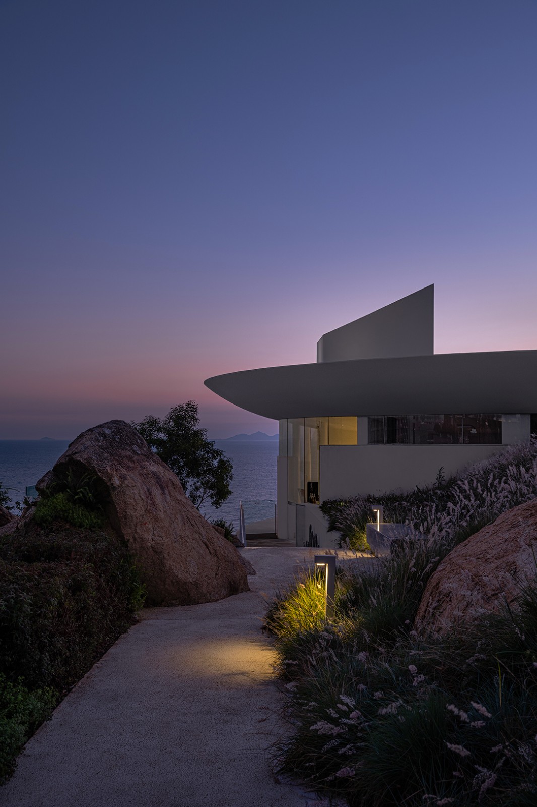 BIM建筑|悬崖上的海边书屋：惠州双月湾一滴水图书馆 / 三文建筑