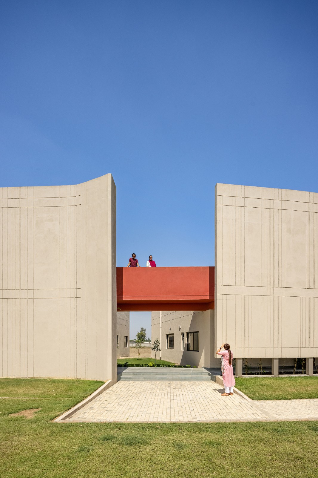 BIM建筑|立起围墙的校园 / Kamat & Rozario Architecture