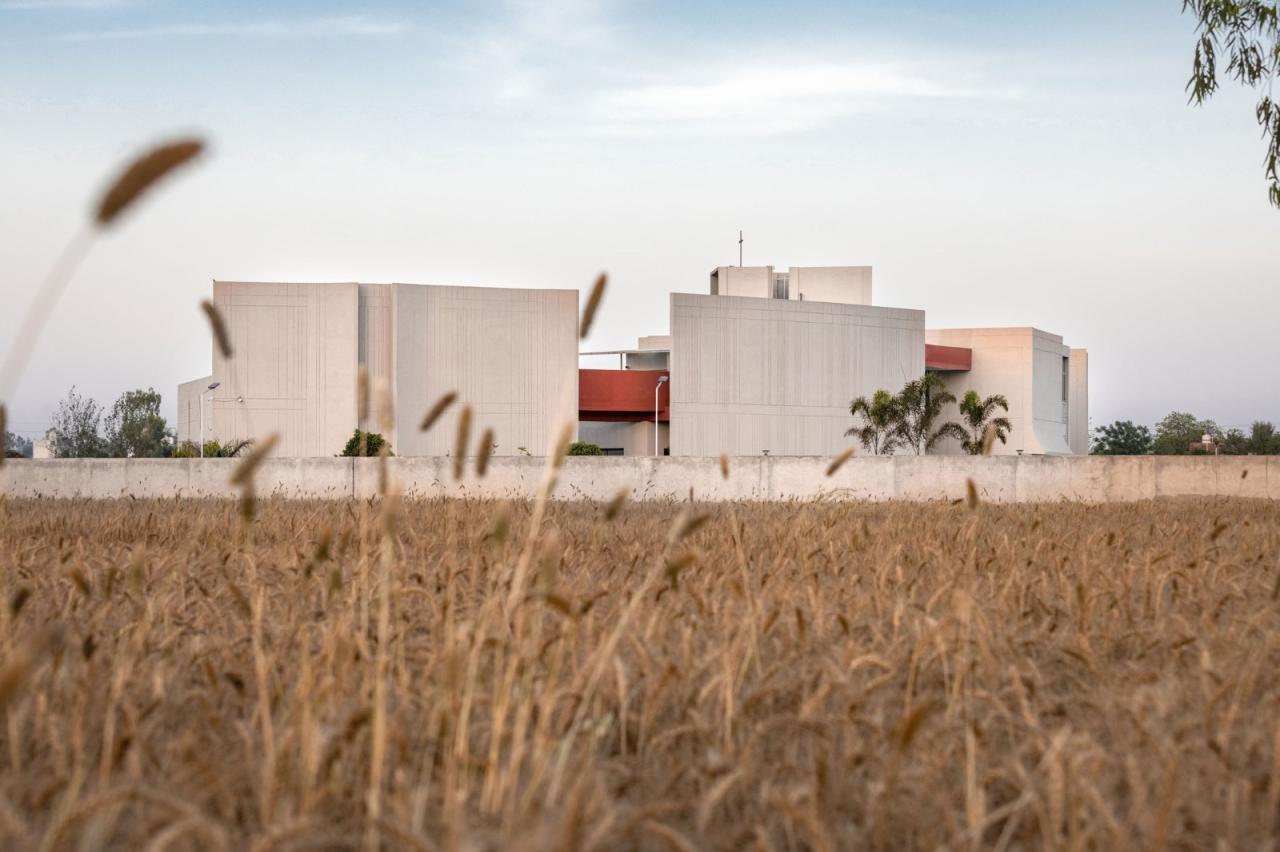 BIM建筑|立起围墙的校园 / Kamat & Rozario Architecture