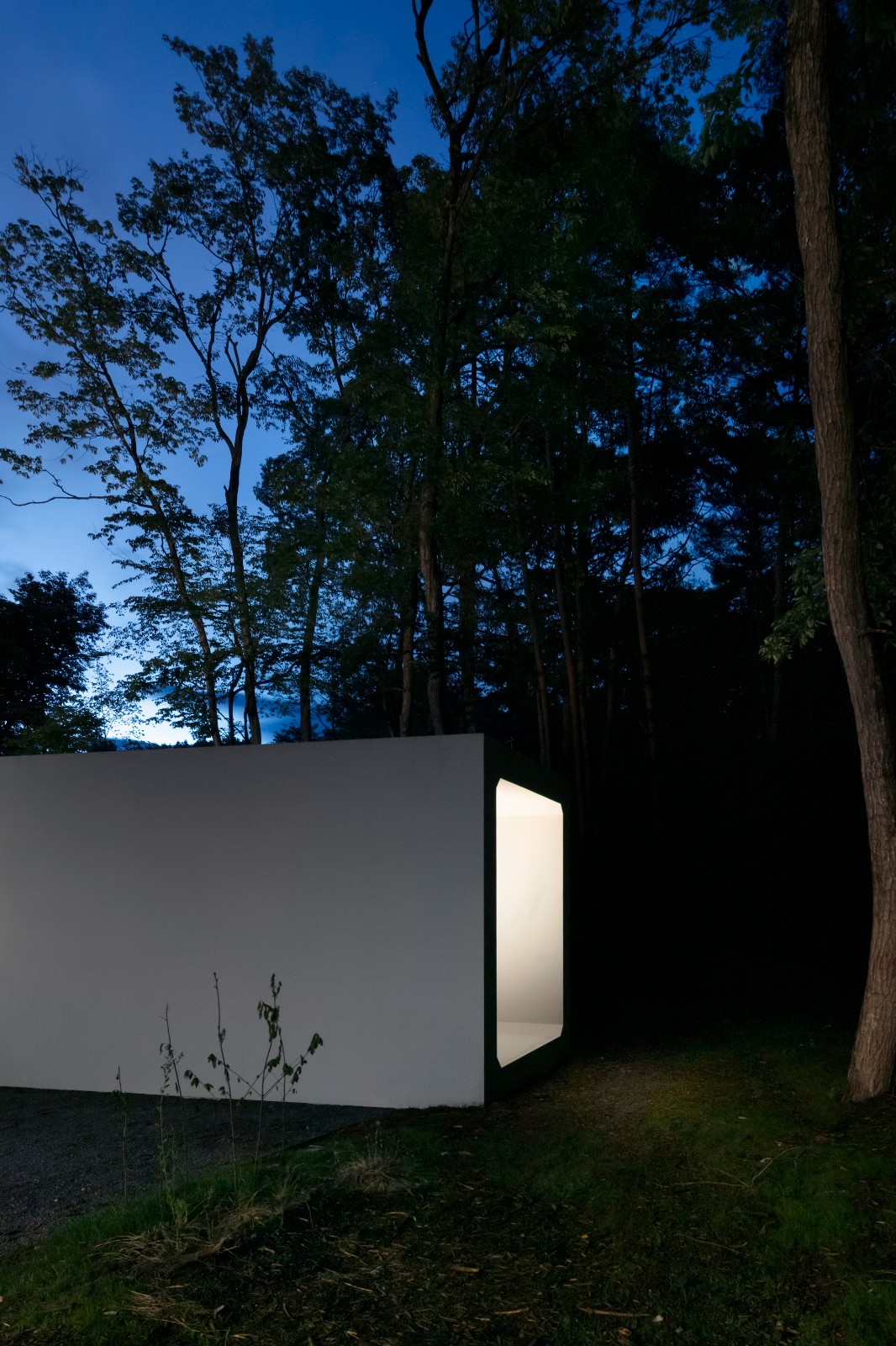 BIM建筑|日本长野极简酒店 Culvert，预制混凝土隧道 / nendo