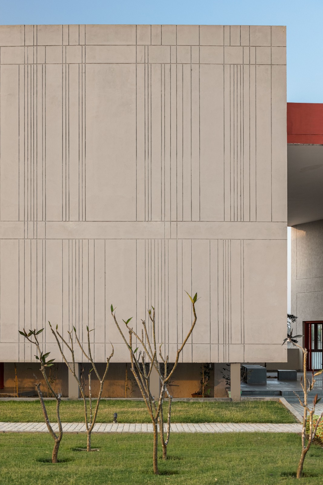 BIM建筑|立起围墙的校园 / Kamat & Rozario Architecture