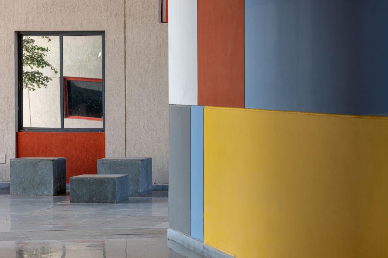 BIM建筑|立起围墙的校园 / Kamat & Rozario Architecture