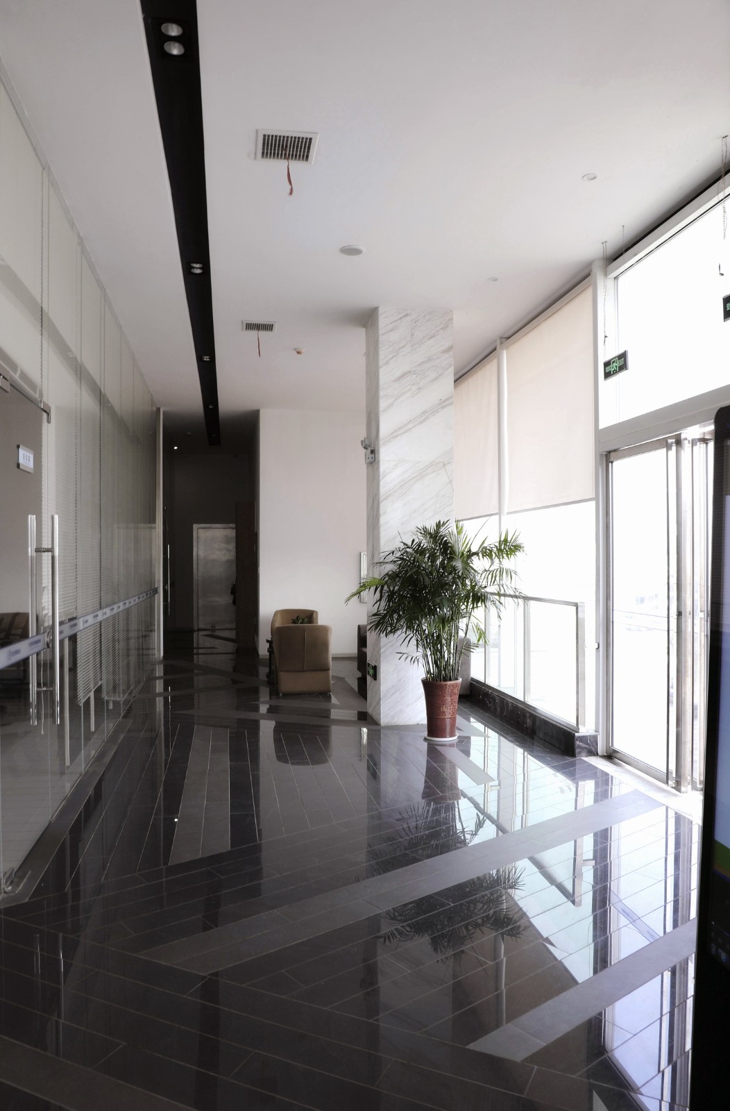 BIM建筑|漂浮的盒子：株洲汽博园营销中心 / 罗劲工作室