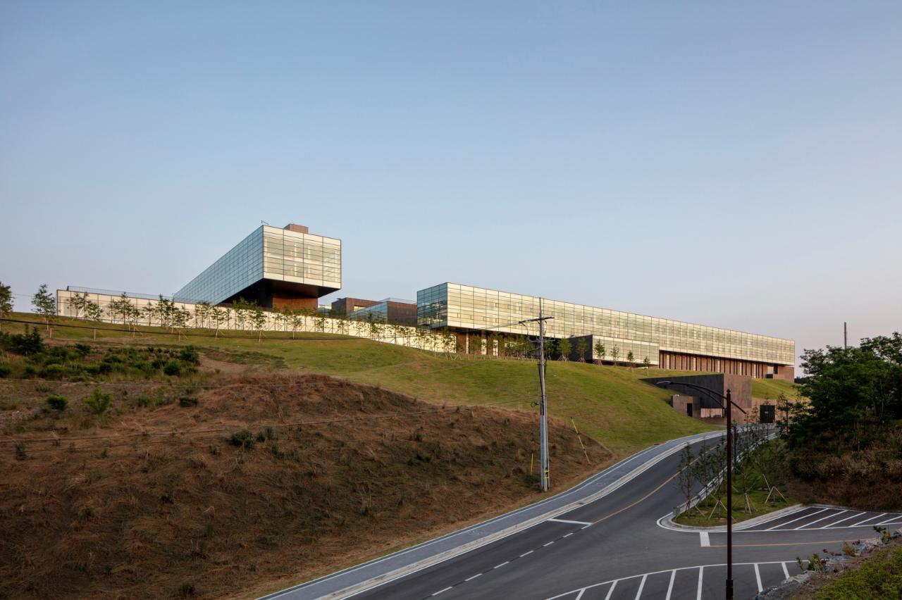 BIM建筑|韩国现代集团全球合作伙伴中心+庆州大学校园区 / Hyunjun Mihn + mp_art architects